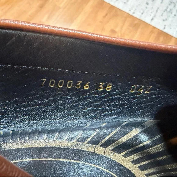 Gucci women’s Cara loafers in papaya brown leather with Gold “GUCCI” accent - Picture 6 of 6